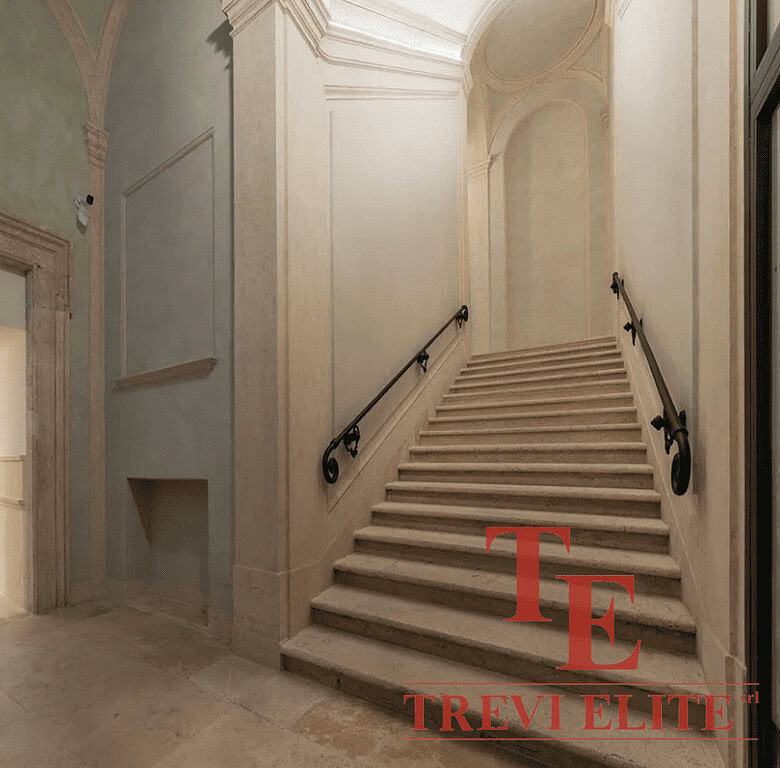 Элитная лестница и интерьеры в роскошном особняке, демонстрирующие эксклюзивность и высокий стиль недвижимости от агентства Треви Элит.