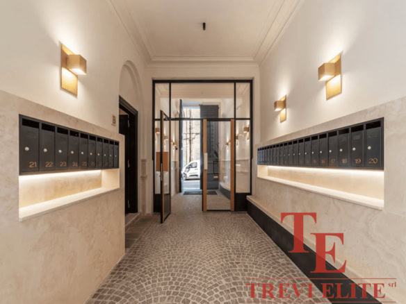 Ящик для писем внутри жилого комплекса, современный дизайн, аккуратная отделка, безопасное и комфортное пространство для жителей.