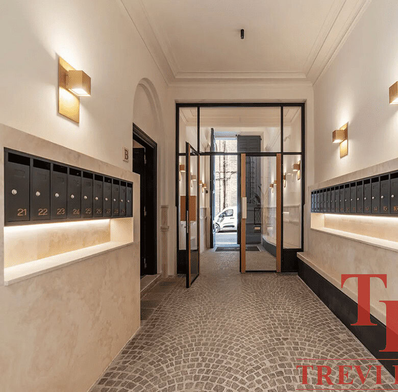 Ящик для писем внутри жилого комплекса, современный дизайн, аккуратная отделка, безопасное и комфортное пространство для жителей.