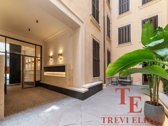 Современный дизайнерский вход в элитный жилой комплекс с уютной внутренней террасой и декоративной зеленью. Идеальное сочетание комфорта и элегантности в центре города.