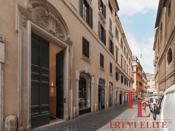 Элитное здание в историческом центре Рима с классической архитектурой и уютной атмосферой.