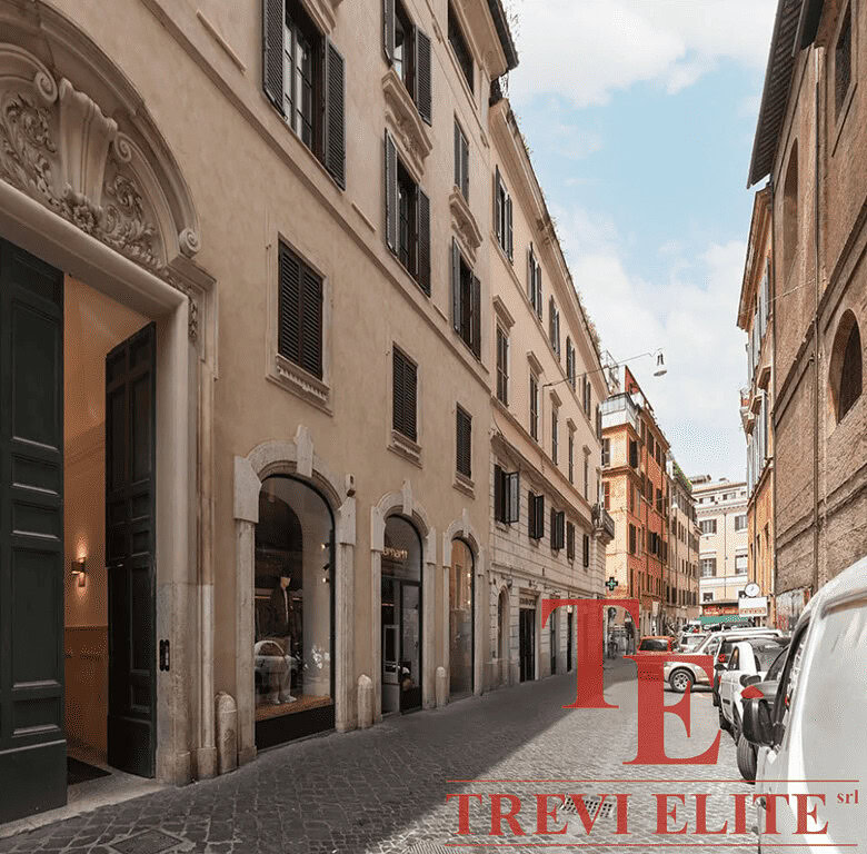 Элитное здание в историческом центре Рима с классической архитектурой и уютной атмосферой.