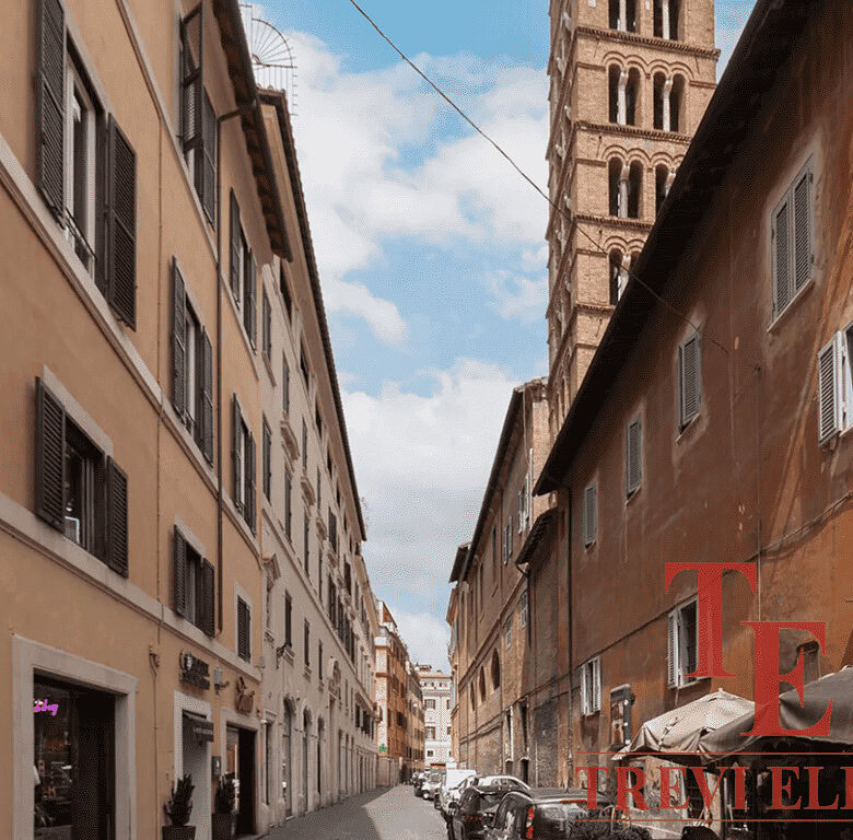 Роскошные итальянские апартаменты в историческом центре Рима, узкие улочки и башня с элементами готической архитектуры. Идеальное жилье для ценителей элитной недвижимости и эксклюзивных инвестиций.