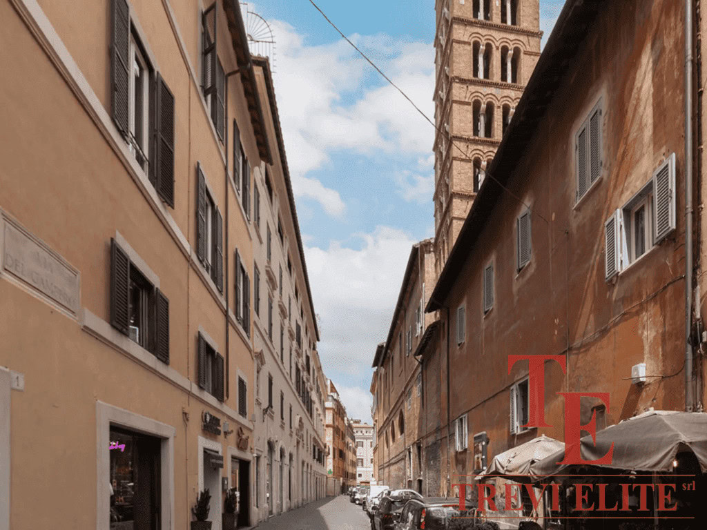 Роскошные итальянские апартаменты в историческом центре Рима, узкие улочки и башня с элементами готической архитектуры. Идеальное жилье для ценителей элитной недвижимости и эксклюзивных инвестиций.