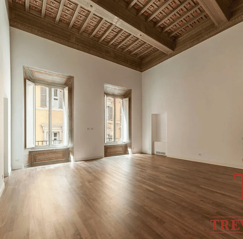 Элегантная пустая комната с высокими потолками и классическими деревянными окнами в роскошной недвижимости Треви Элит.