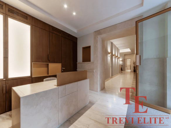 Лестница и коридор с современным дизайнерским интерьером в роскошной недвижимости. Elegance и комфорт в интерьере с использованием натуральных материалов и мягкого освещением.