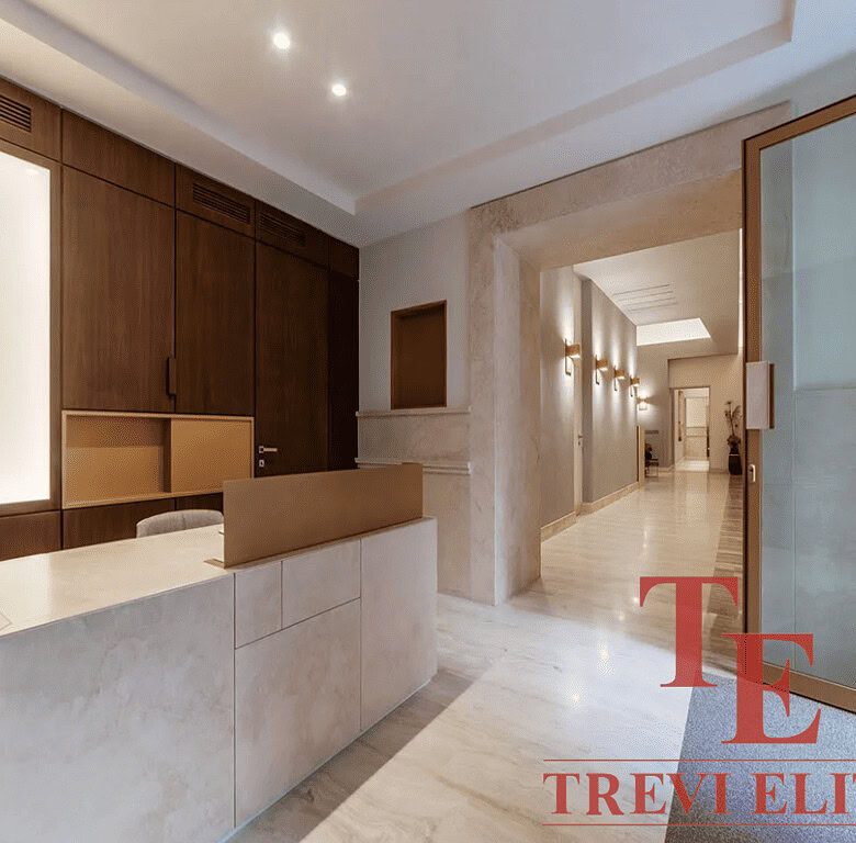 Лестница и коридор с современным дизайнерским интерьером в роскошной недвижимости. Elegance и комфорт в интерьере с использованием натуральных материалов и мягкого освещением.