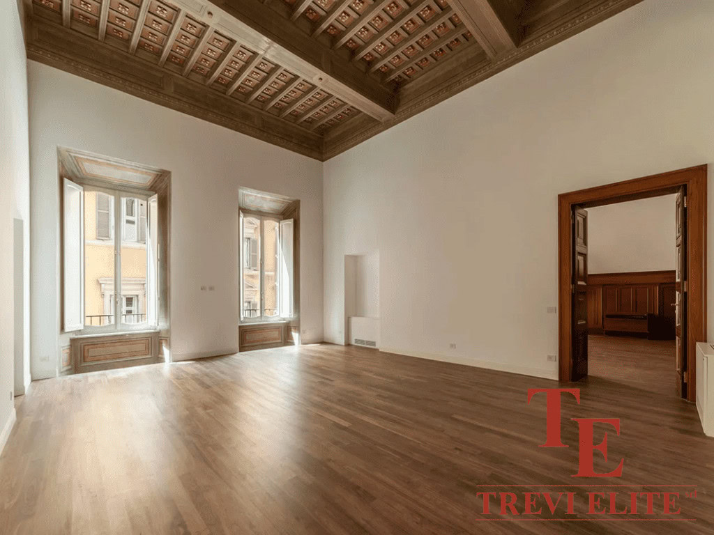Элегантная пустая комната с высокими потолками и классическими деревянными окнами в роскошной недвижимости Треви Элит.