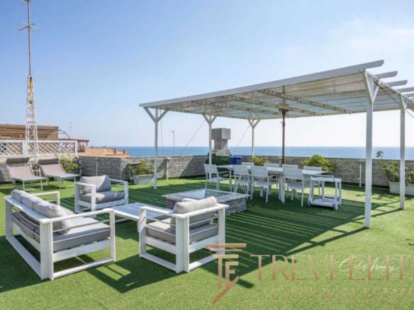 Высококлассная терраса на крыше с зоной отдыха и видом на море, идеально для роскошных вечеринок и отдыха у моря. Передает атмосферу элитной недвижимости от агентства Треви Элит.
