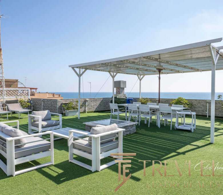 Высококлассная терраса на крыше с зоной отдыха и видом на море, идеально для роскошных вечеринок и отдыха у моря. Передает атмосферу элитной недвижимости от агентства Треви Элит.