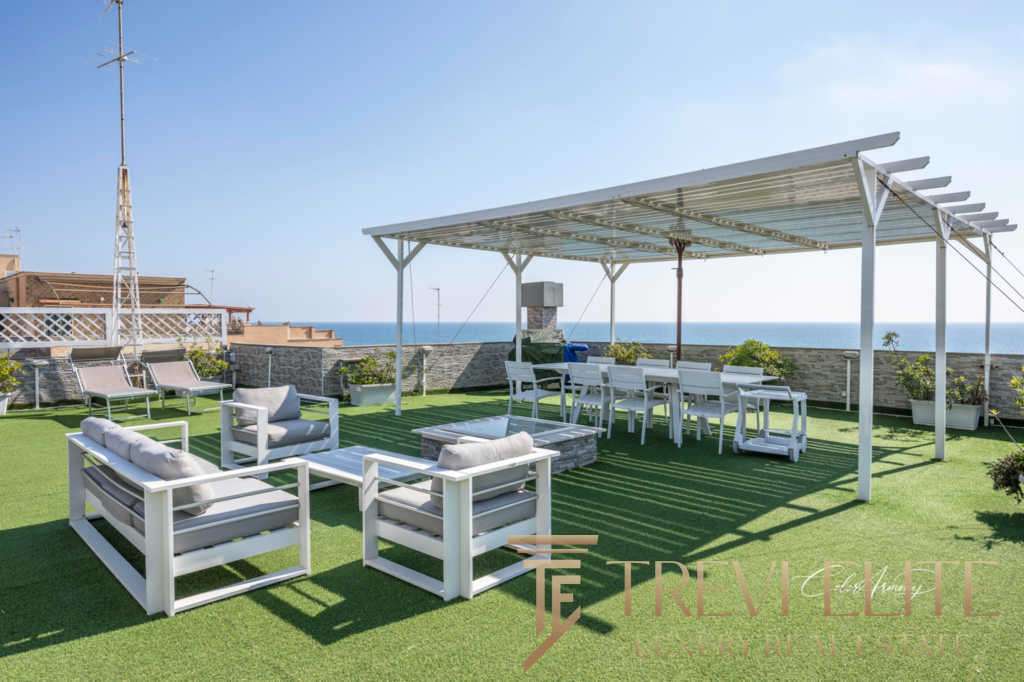 Высококлассная терраса на крыше с зоной отдыха и видом на море, идеально для роскошных вечеринок и отдыха у моря. Передает атмосферу элитной недвижимости от агентства Треви Элит.