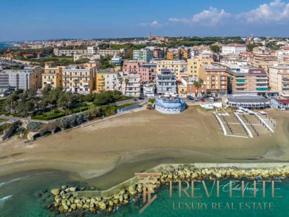Элитные морские апартаменты на берегу моря в престижном районе. Высококлассные виды, современный дизайн, удобное расположение для роскошной жизни на побережье Италии.