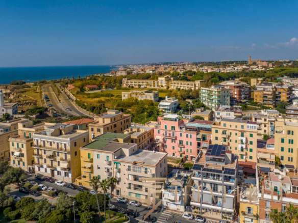 Элитные жилые здания на побережье Средиземного моря с видом на океан, современная архитектура, ухоженные районы и зелёные насаждения, роскошные апартаменты у моря, престижный район Италии.