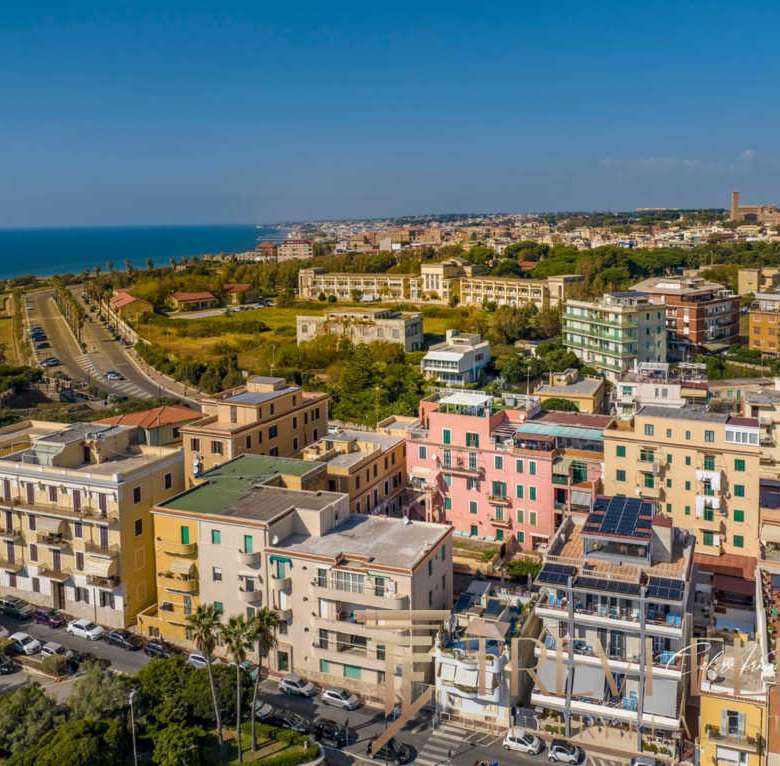 Элитные жилые здания на побережье Средиземного моря с видом на океан, современная архитектура, ухоженные районы и зелёные насаждения, роскошные апартаменты у моря, престижный район Италии.