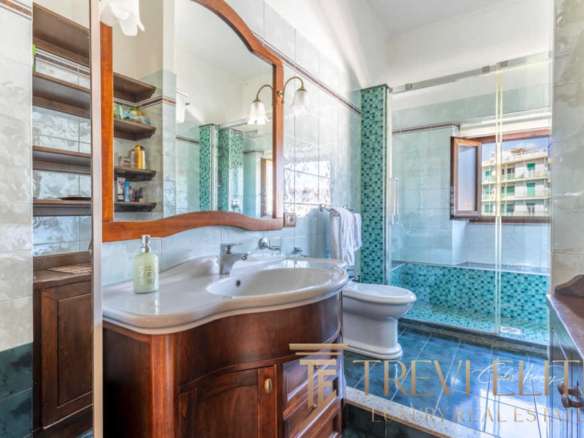 Роскошная ванная комната с современным дизайном, натуральным деревом и яркими элементами плитки, обеспечивающими стильный и комфортный интерьер высокой категории.