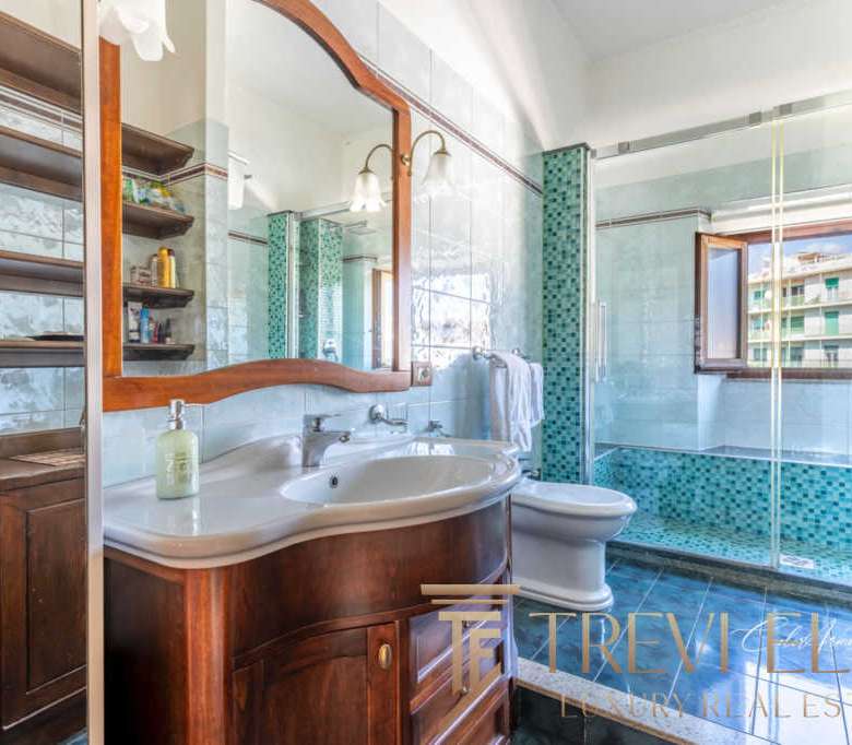 Роскошная ванная комната с современным дизайном, натуральным деревом и яркими элементами плитки, обеспечивающими стильный и комфортный интерьер высокой категории.