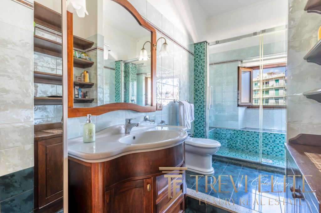 Роскошная ванная комната с современным дизайном, натуральным деревом и яркими элементами плитки, обеспечивающими стильный и комфортный интерьер высокой категории.