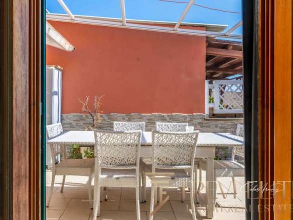 Открытая терраса с современным уютным садовым интерьером и удобной мебелью, идеально подходит для отдыха и уютных вечеров под открытым небом.