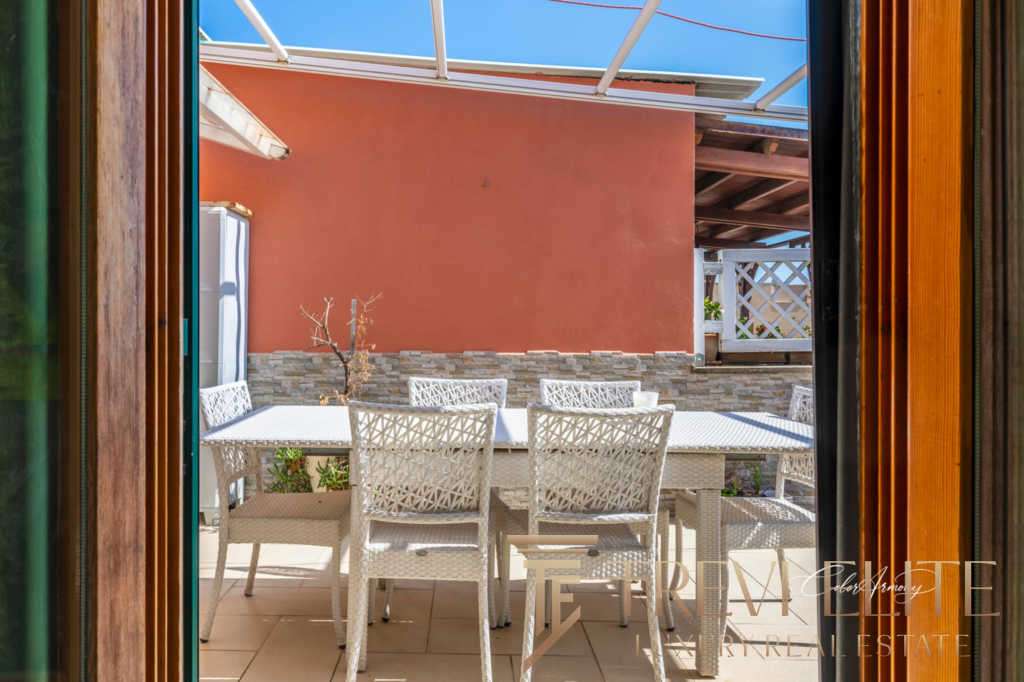 Открытая терраса с современным уютным садовым интерьером и удобной мебелью, идеально подходит для отдыха и уютных вечеров под открытым небом.