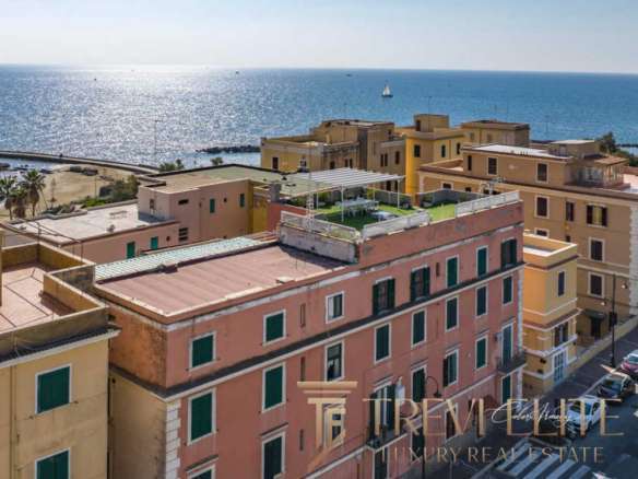 Элитный вид на морскую панораму из роскошных апартаментов с террасой, расположенных на берегу моря в Италии. Идеальное жилье для ценителей комфорта и морского пейзажа.