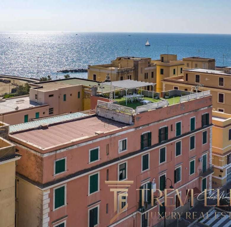 Элитный вид на морскую панораму из роскошных апартаментов с террасой, расположенных на берегу моря в Италии. Идеальное жилье для ценителей комфорта и морского пейзажа.