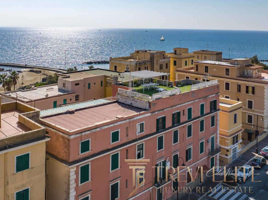 Элитный вид на морскую панораму из роскошных апартаментов с террасой, расположенных на берегу моря в Италии. Идеальное жилье для ценителей комфорта и морского пейзажа.