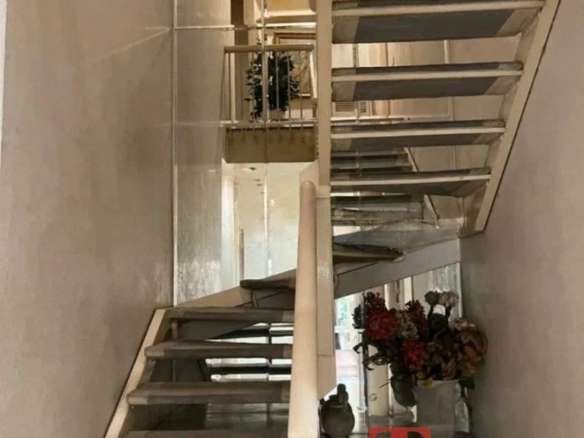 Элегантная лестница с деревянными ступеньками и балюстрадой в современном интерьере роскошного дома. Идеальное сочетание стиля и функциональности в элитной недвижимости.