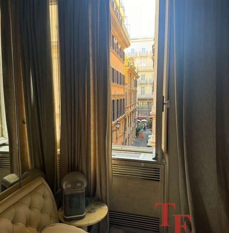 Современное уютное окно с видом на город в роскошной спальне, украшенное элегантными шторами, создающими атмосферу комфорта и роскоши.