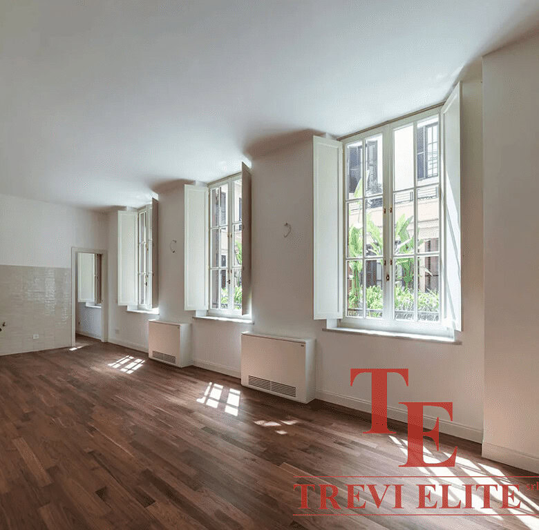 Элегантная светлая гостиная с большими окнами и паркетным полом, идеально подходит для роскошной жизни в центре города.