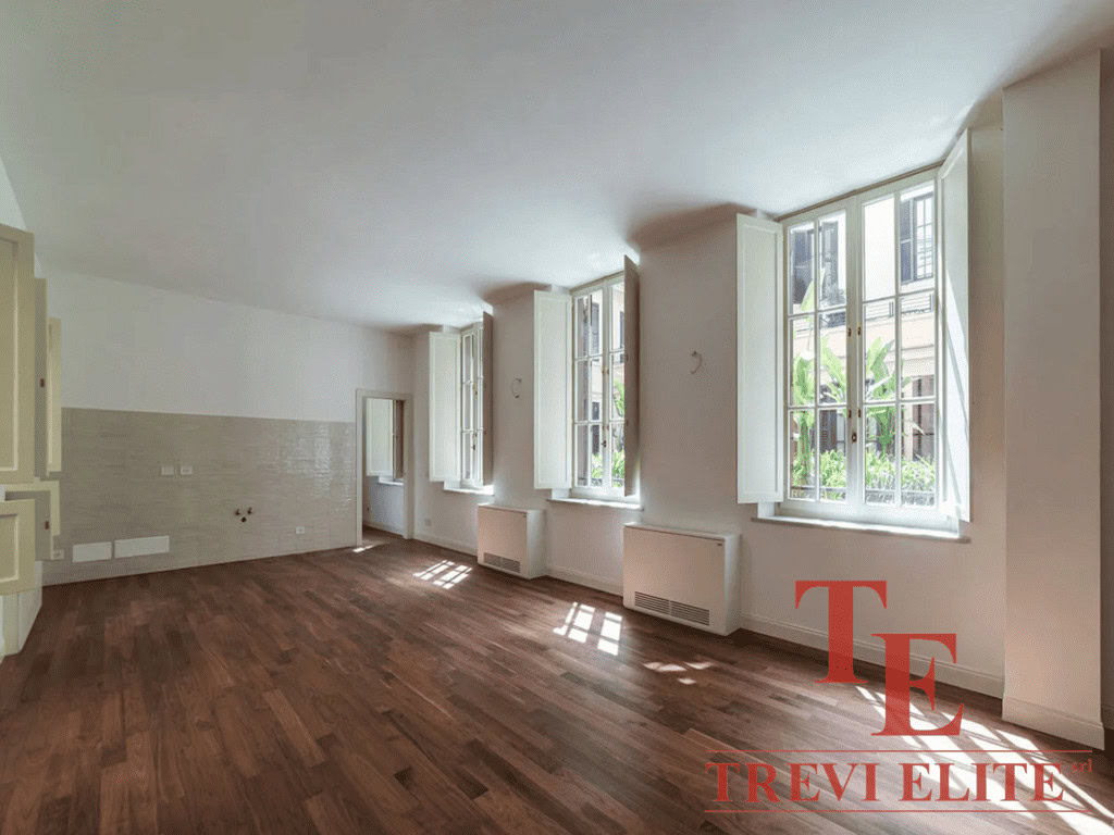 Элегантная светлая гостиная с большими окнами и паркетным полом, идеально подходит для роскошной жизни в центре города.