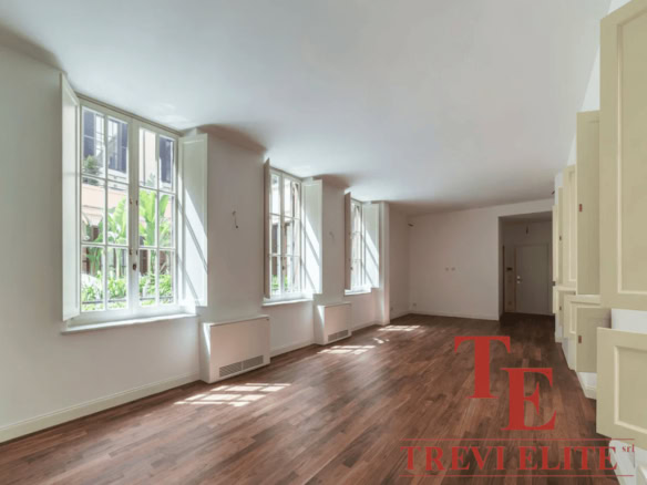 Высококачественная квартира с просторными окнами и светлым интерьером, идеально подходит для тех, кто ищет элитную недвижимость с великолепным видом и классическим дизайном.