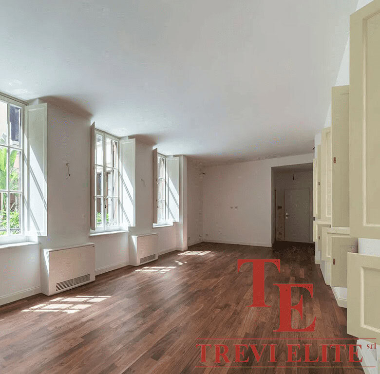 Высококачественная квартира с просторными окнами и светлым интерьером, идеально подходит для тех, кто ищет элитную недвижимость с великолепным видом и классическим дизайном.