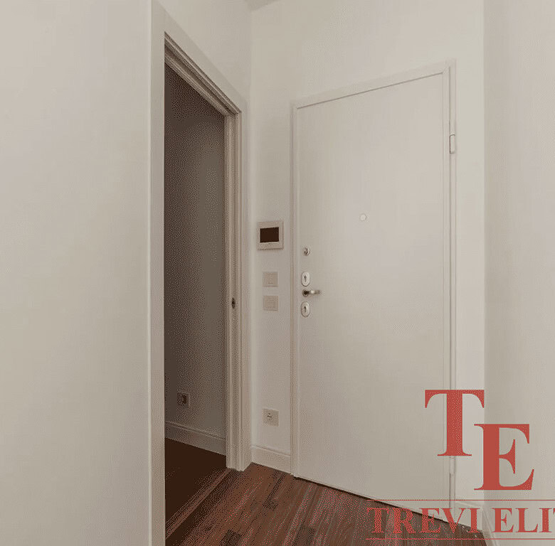 Элегантный вид входной двери и интерьерный дизайн высокого класса в роскошной недвижимости. Треви Элит специализируется на продаже эксклюзивных элитных объектов недвижимости по всему миру.