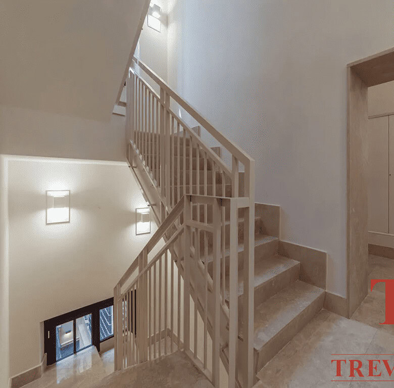 Современная лестница в элитном жилом комплексе, интерьер высокого класса, стильный дизайн, премиум качество отделки, роскошные апартаменты.