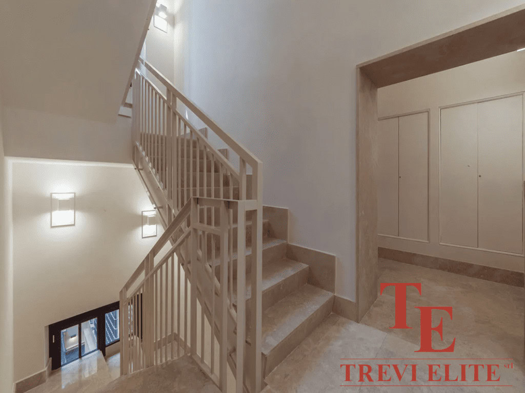 Современная лестница в элитном жилом комплексе, интерьер высокого класса, стильный дизайн, премиум качество отделки, роскошные апартаменты.