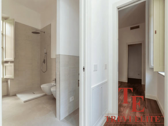 Современная роскошная ванная комната с душевой кабиной, светлые стены и стильный дизайн, идеально подходящая для элитных апартаментов.