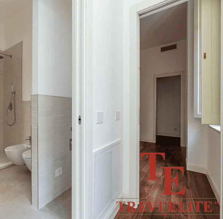 Современная роскошная ванная комната с душевой кабиной, светлые стены и стильный дизайн, идеально подходящая для элитных апартаментов.