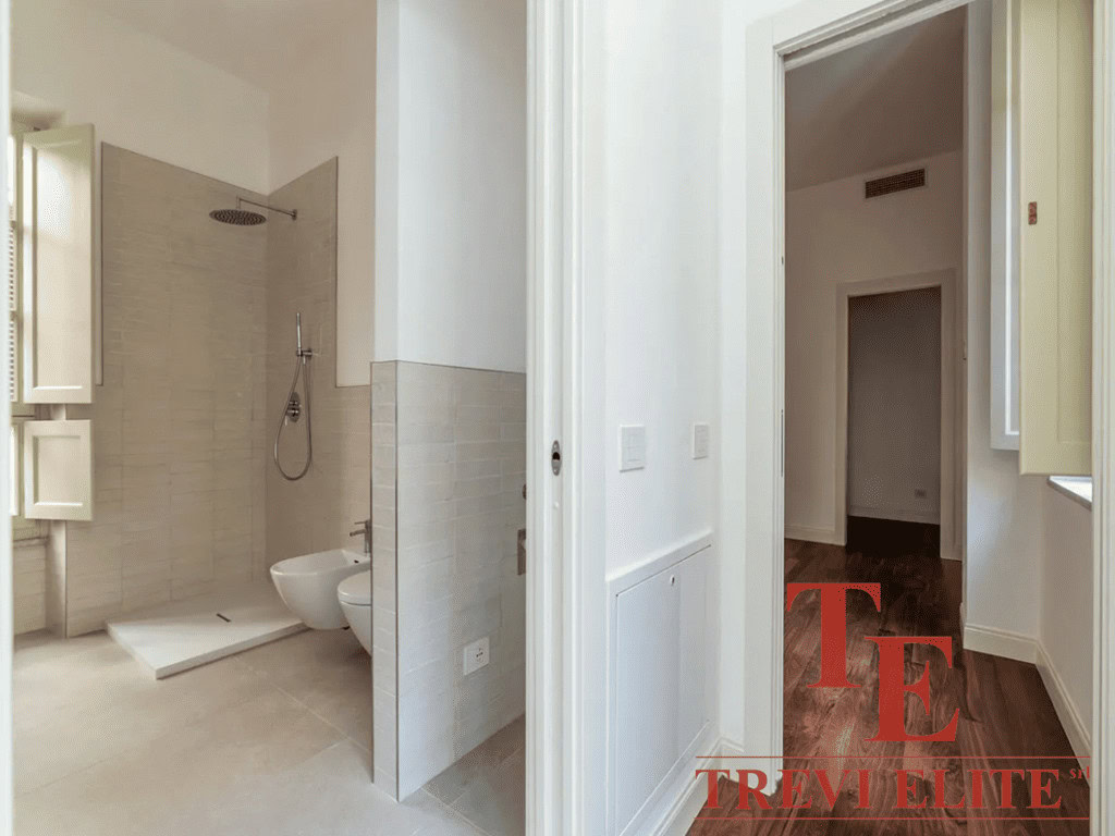 Современная роскошная ванная комната с душевой кабиной, светлые стены и стильный дизайн, идеально подходящая для элитных апартаментов.