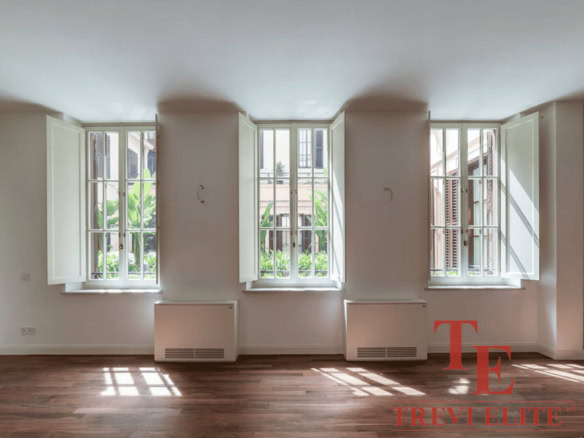 Высококачественное изображение светлой комнаты с открытыми окнами, пропускающими естественный свет и создающими уютную атмосферу, идеально подходящую для престижной недвижимости.