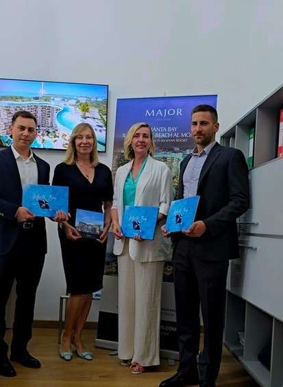 Агентство недвижимости Треви Элит команда профессионалов на презентации новых элитных объектов в офисе.