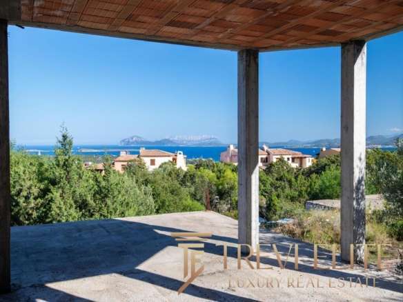 Вид из будущей роскошной виллы на берегу с открытой террасы и видом на море, горы и современные дома. Идеальное место для элитной недвижимости с панорамным обзором.
