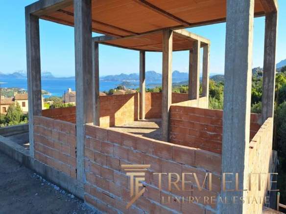 Высотный вид на морской пейзаж из недостроенного дома в Италии, район Треви Элит.