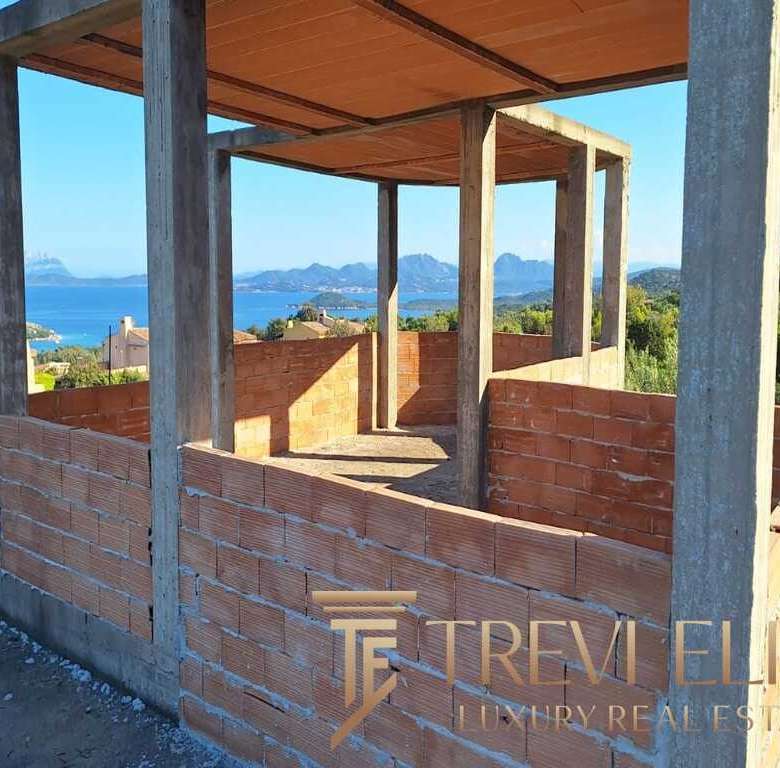 Высотный вид на морской пейзаж из недостроенного дома в Италии, район Треви Элит.