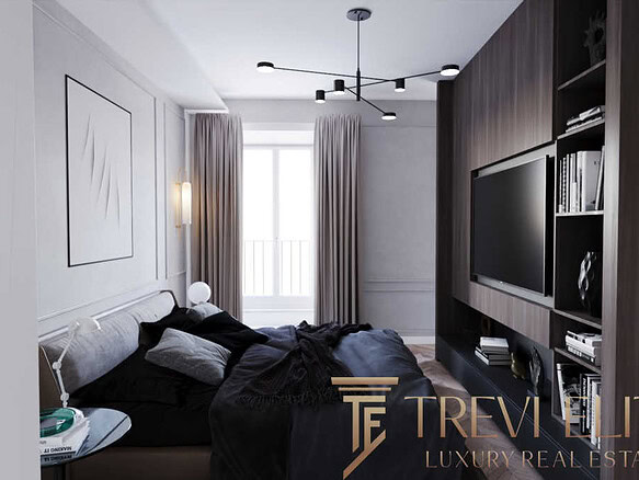Современная гостиная с телевизором и встроенными полками, светлый дизайн, уютная атмосфера, окна с закрытыми шторами, оригинальное освещение, стильный интерьер, квартира высокого класса, агенство недвижимости Треви Элит.