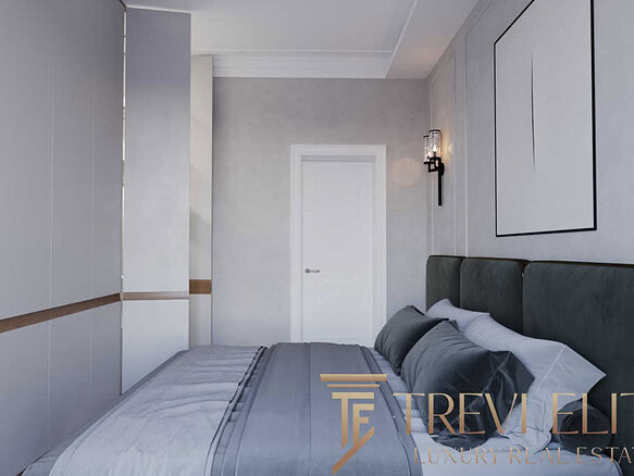 Современная спальня с мягкой кроватью, стильным дизайном, встроенными шкафами и оригинальным освещением для комфортного отдыха.
