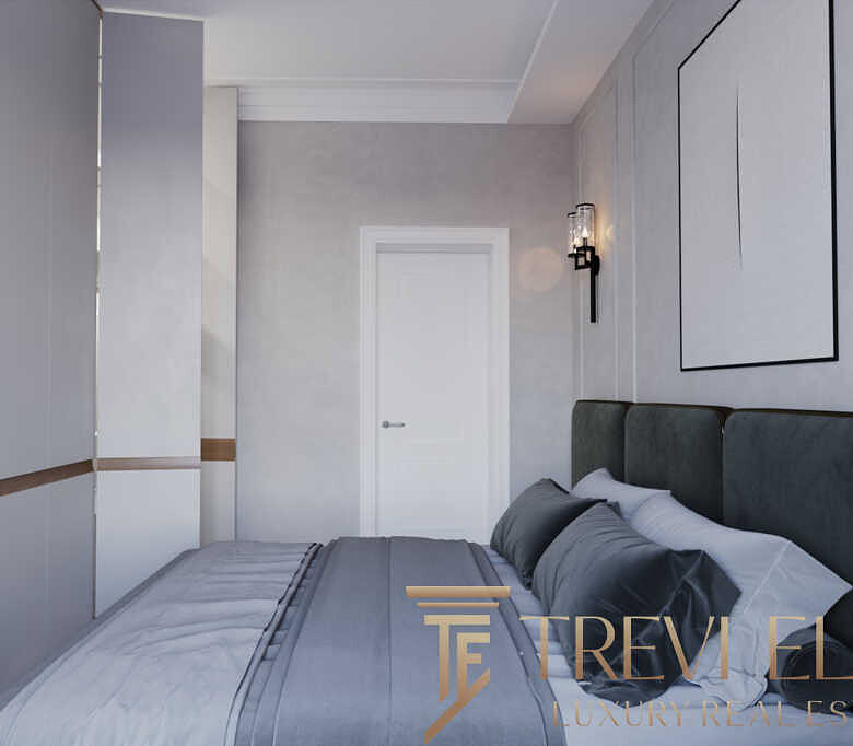 Современная спальня с мягкой кроватью, стильным дизайном, встроенными шкафами и оригинальным освещением для комфортного отдыха.