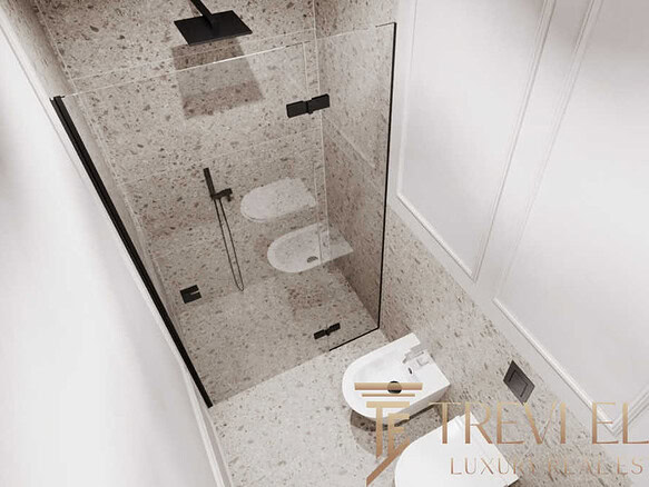 Современная ванная комната с душевой кабиной и туалетом в элитной недвижимости. Элегантное оформление, высококачественные материалы, стильный дизайн для комфорта и уюта.