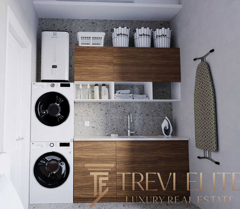 Беспроигрышное решение для дома: автоматическая стиральная машина и сушилка на фоне компактной кухни с деревянными фасадами и удобным хранением. Современный дизайн и функциональность в одном помещении.