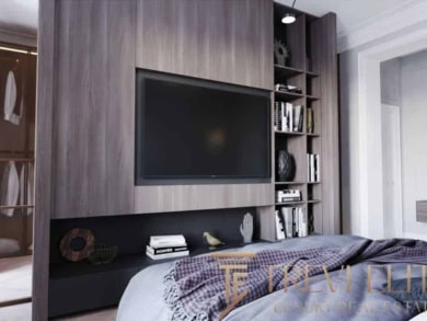 Современная гостиная с встроенным телевизором, элегантной shelving-системой и стильным декором, создающая уютную атмосферу для семейного отдыха и развлечений.