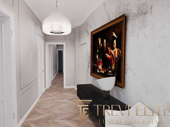 Элегантный коридор в роскошном жилом доме, светлый интерьер, современные светильники, классическая отделка стен и стильное искусство на стене.